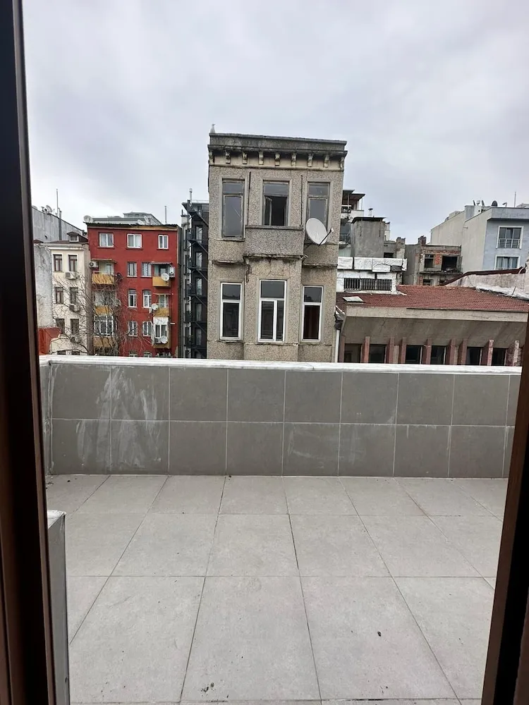 Basic Apart Daire, 1 En Büyük (King) Boy Yatak ve Çekyat, Sigara İçilebilir, Şehir Manzaralı