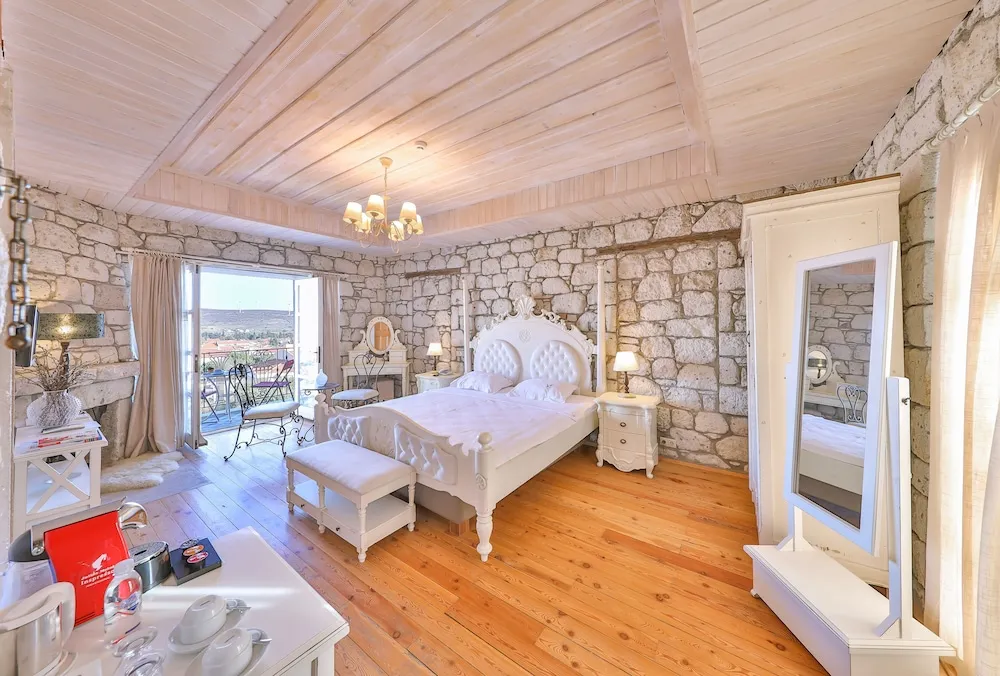 Deluxe Tek Büyük Yataklı Oda, Havuz Manzaralı