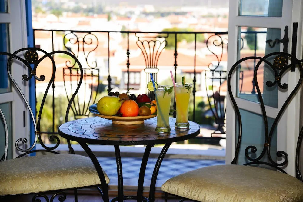 Deluxe Tek Büyük Yataklı Oda, Havuz Manzaralı