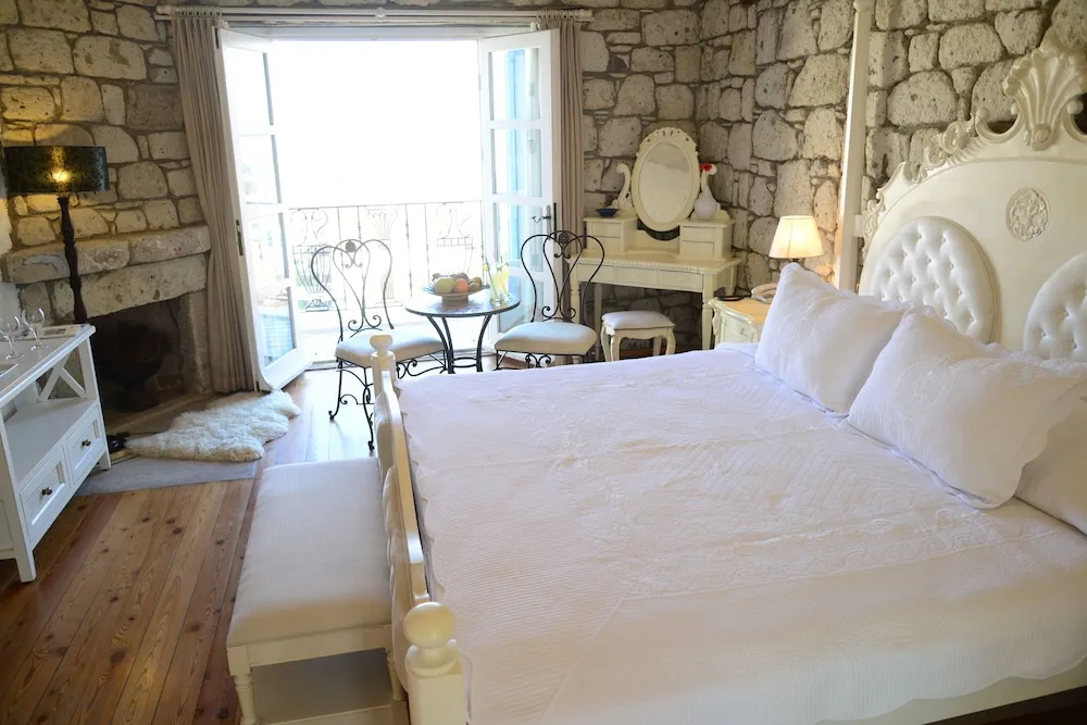 Deluxe Tek Büyük Yataklı Oda, Havuz Manzaralı