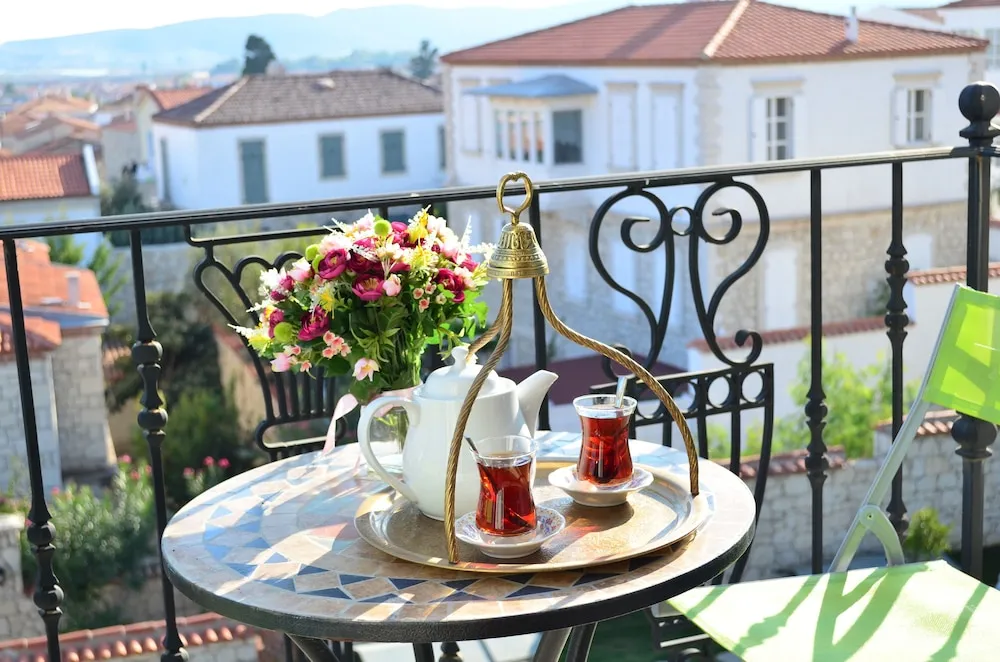 Deluxe Tek Büyük Yataklı Oda, Havuz Manzaralı