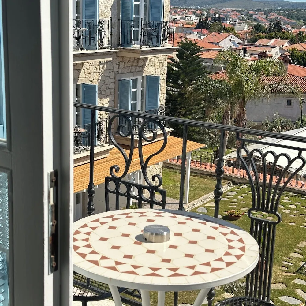 Deluxe Tek Büyük Yataklı Oda, Havuz Manzaralı