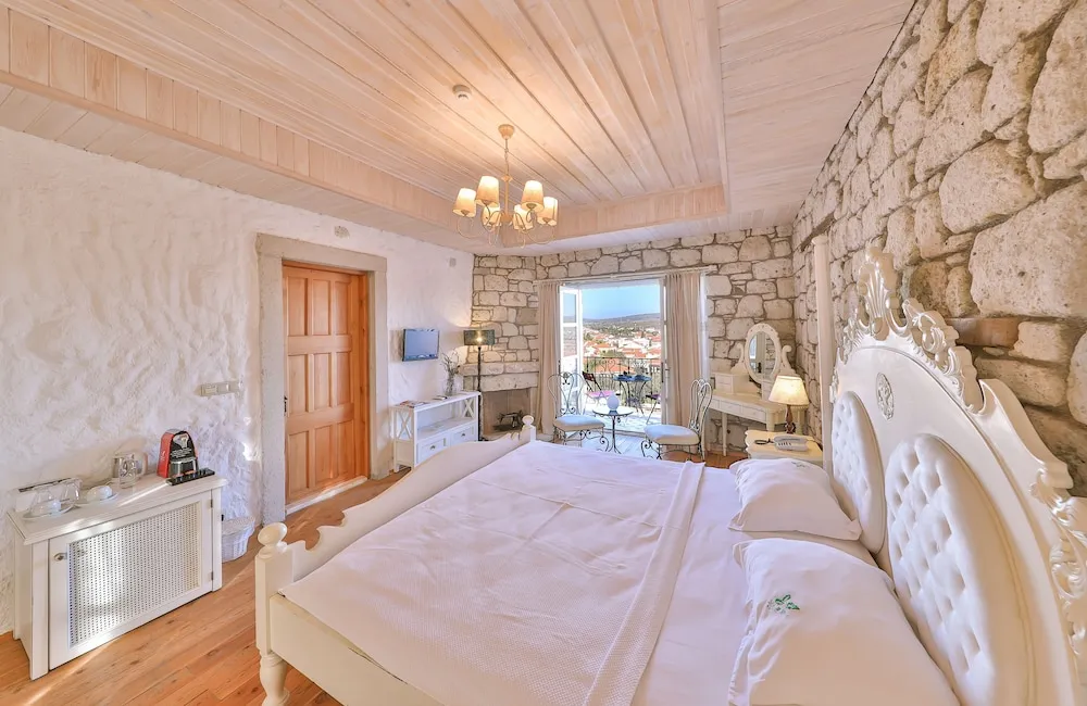 Deluxe Tek Büyük Yataklı Oda, Havuz Manzaralı