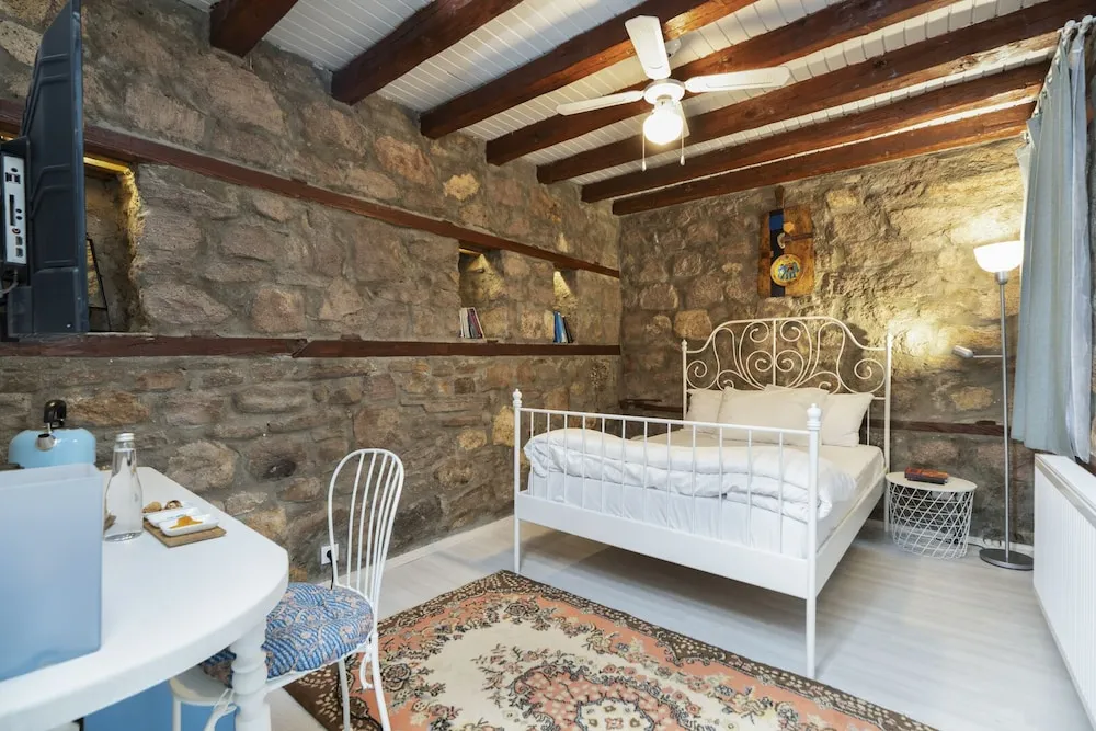 Design Tek Büyük Yataklı Oda, 1 Büyük (Queen) Boy Yatak, Sigara İçilmez, Avlu Manzaralı