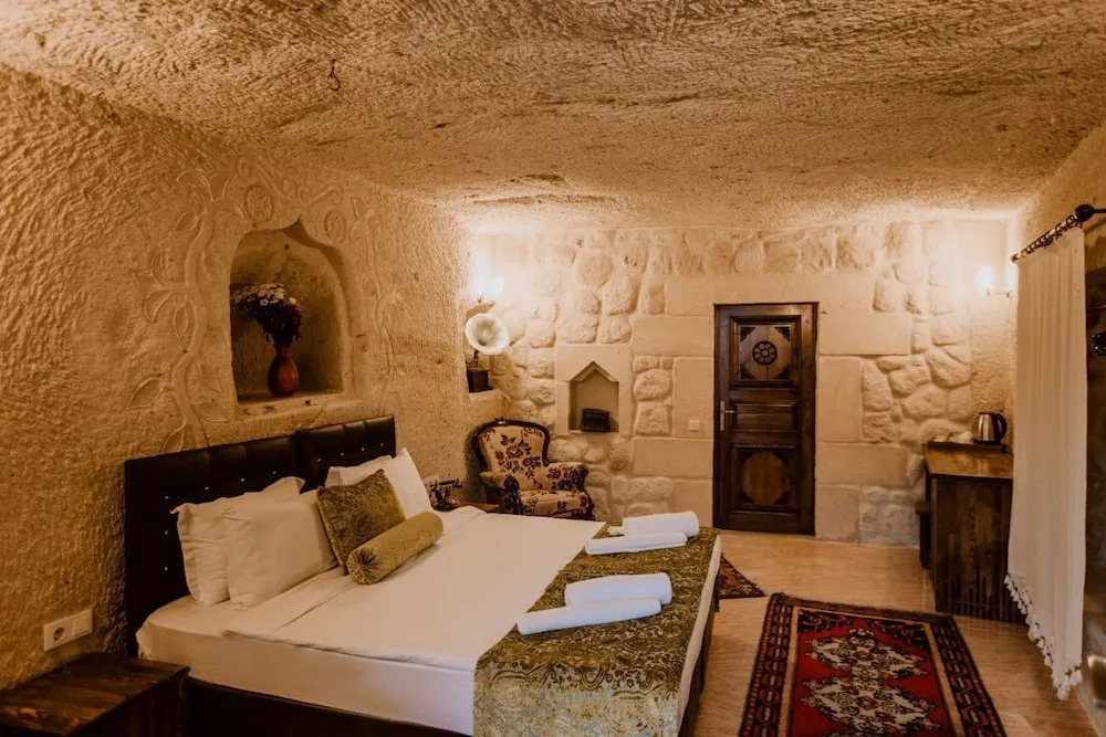 Deluxe Cave Room