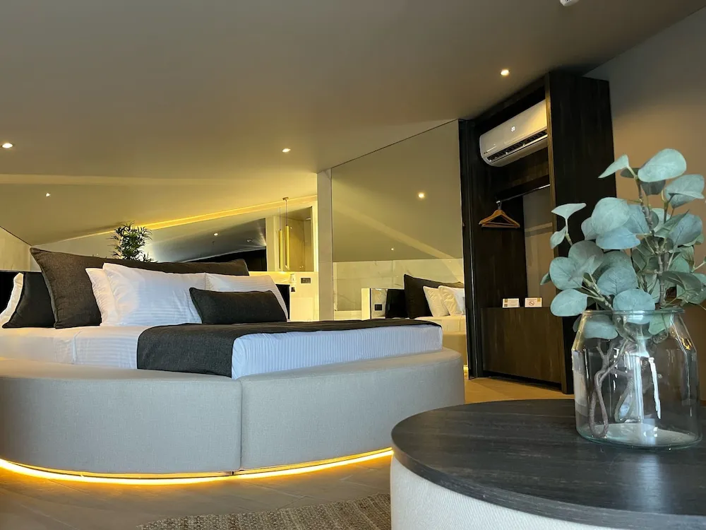 Luxury Oda