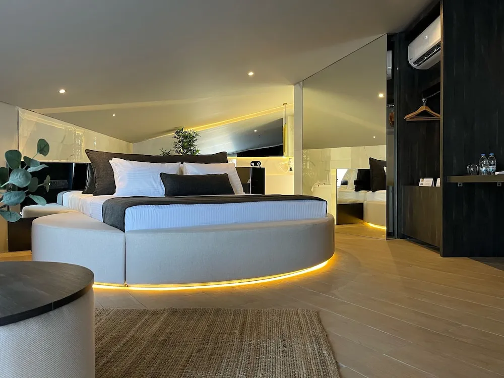 Luxury Oda