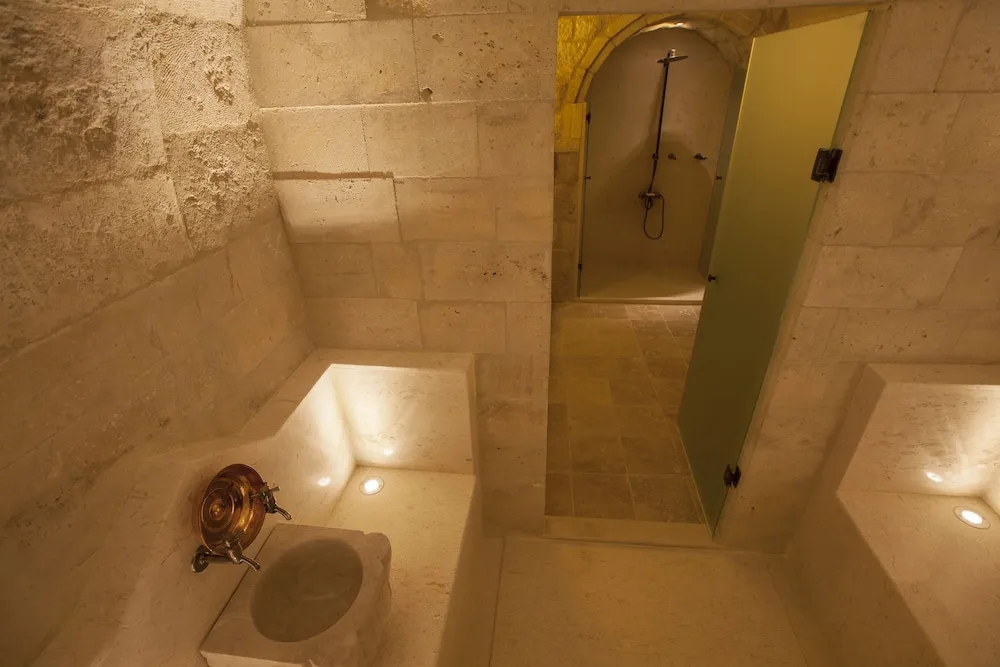 Majestic Cave & Pool Suite