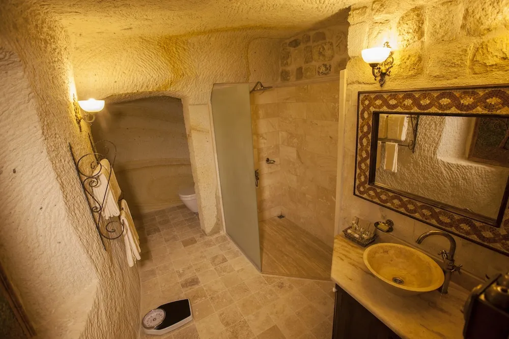 Majestic Cave & Pool Suite