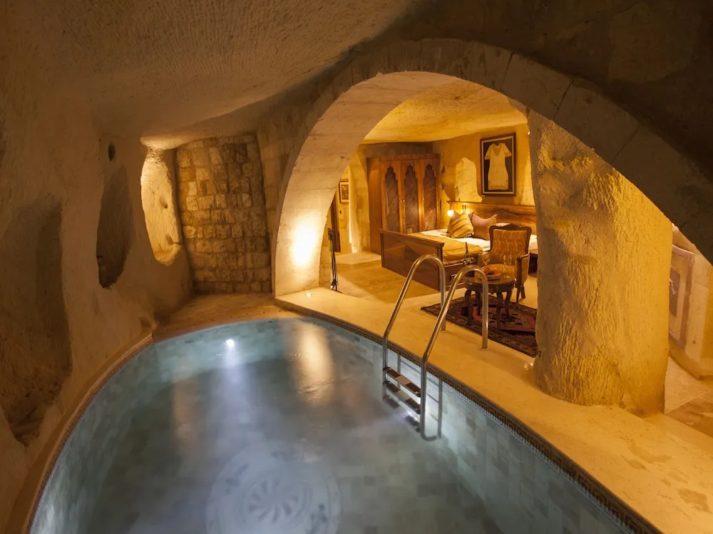 Majestic Cave & Pool Suite