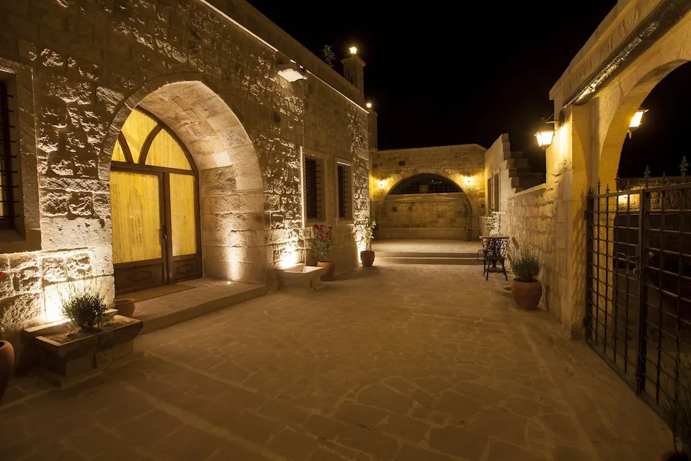 Majestic Cave & Pool Suite