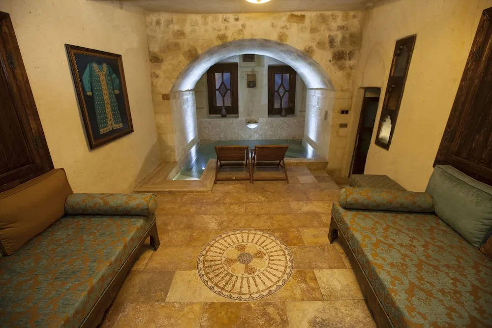 Majestic Cave & Pool Suite