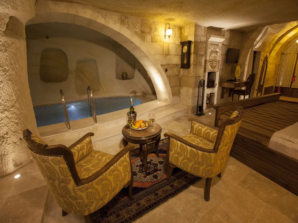 Majestic Cave & Pool Suite