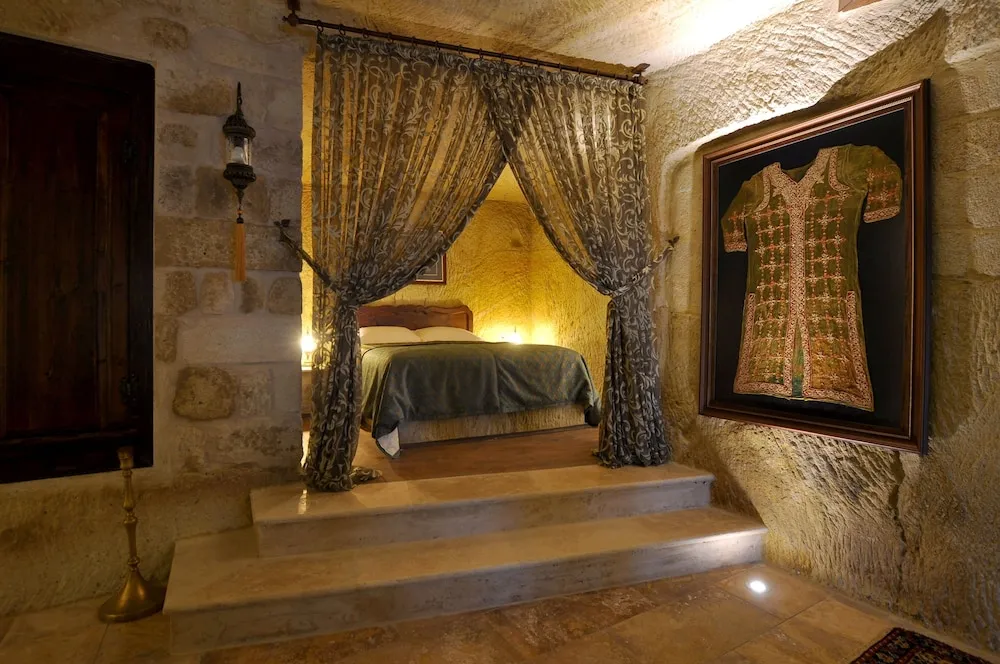 Majestic Cave & Pool Suite