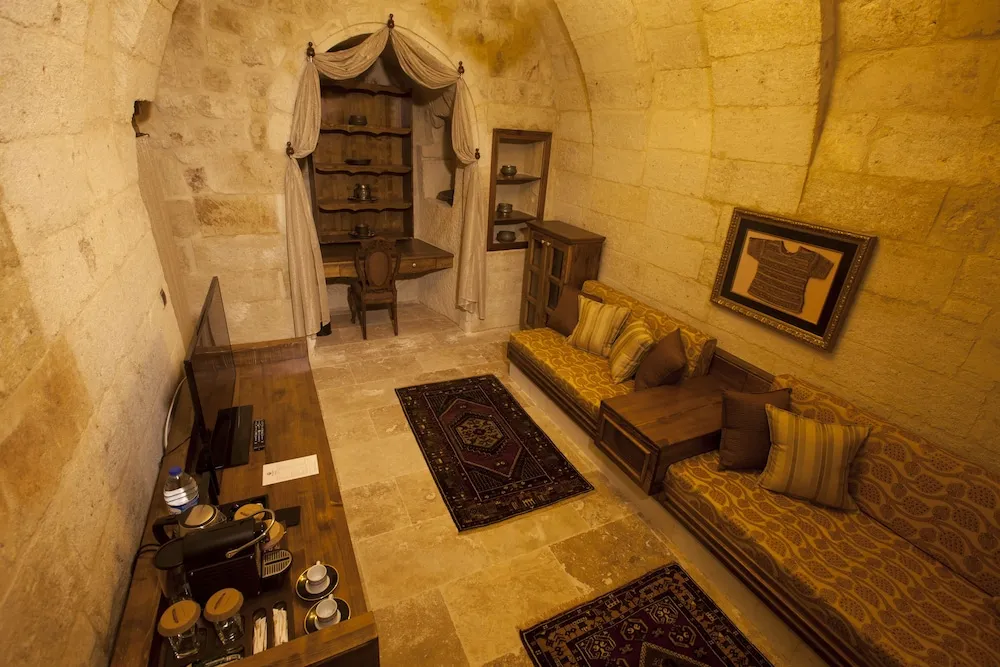 Majestic Cave & Pool Suite
