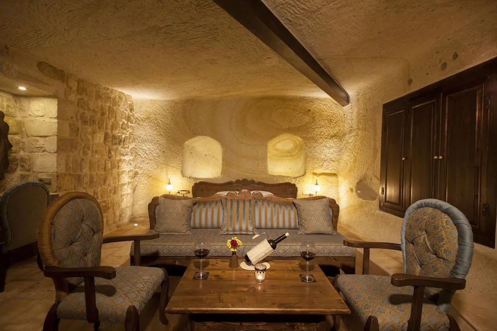 Majestic Cave & Pool Suite
