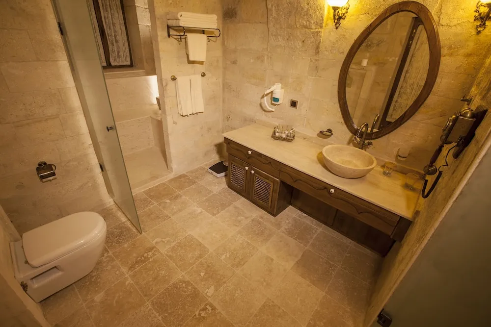 Majestic Cave & Pool Suite
