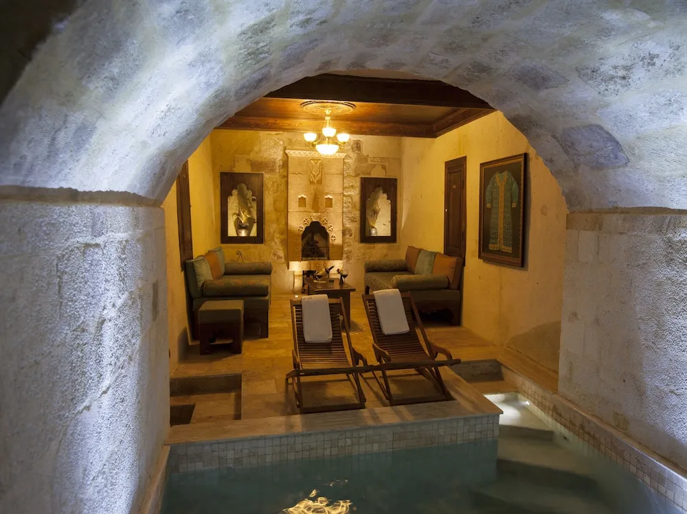 Majestic Cave & Pool Suite