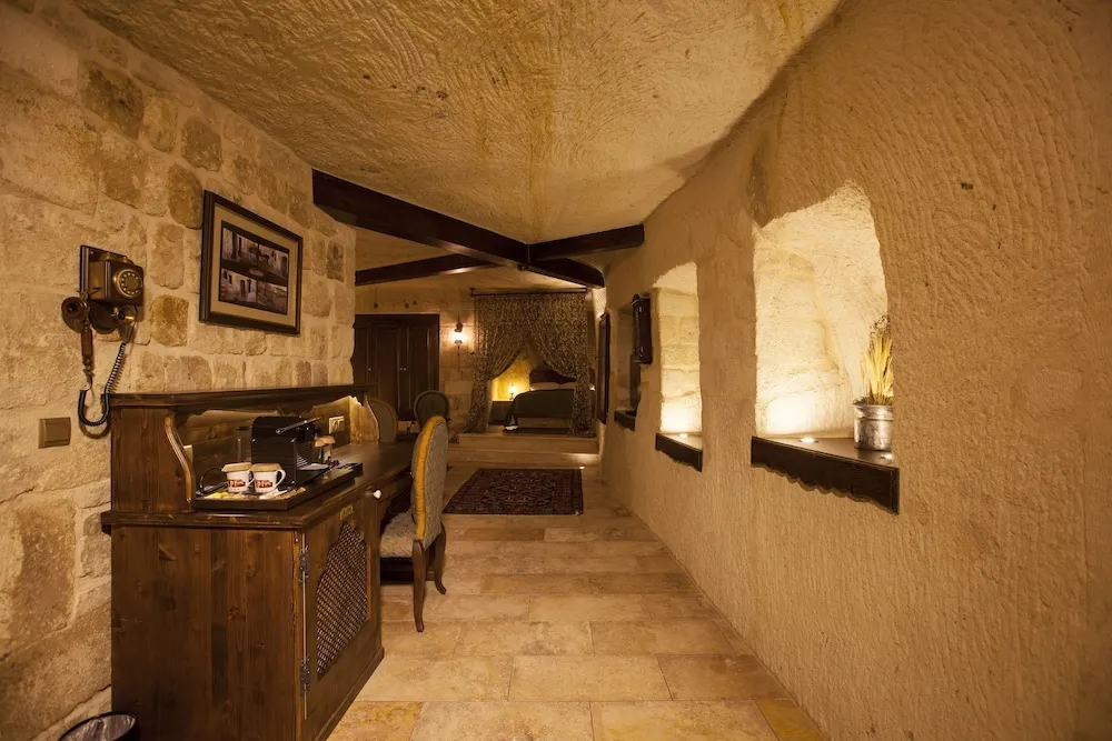 Majestic Cave & Pool Suite