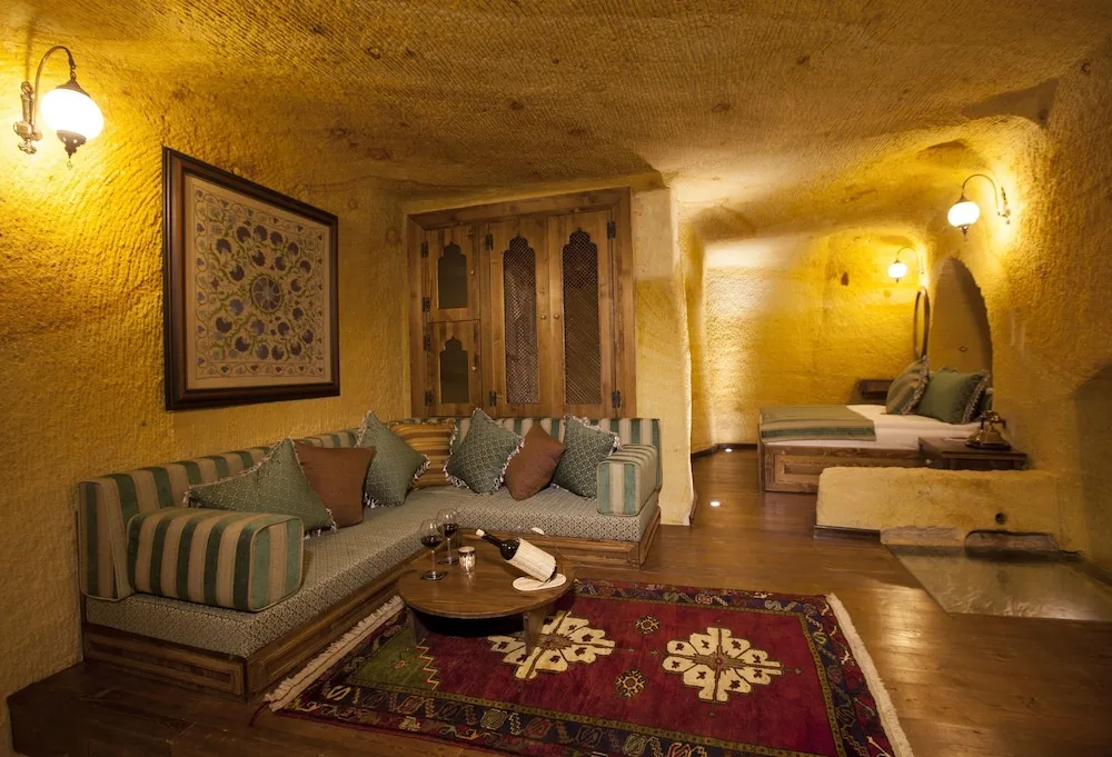 Royal Cave & Pool Suite