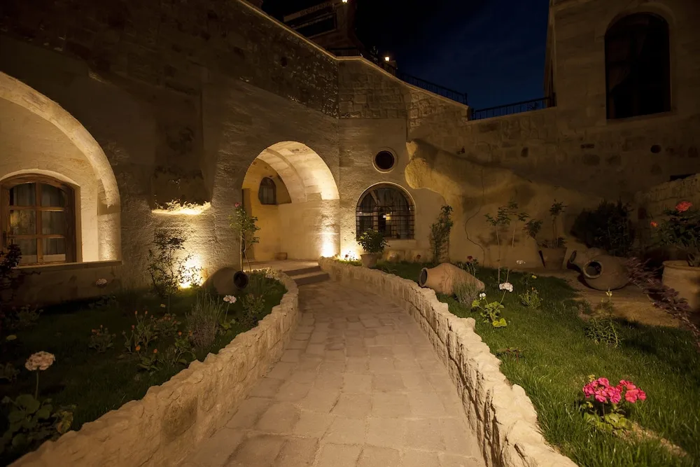 Royal Cave & Pool Suite