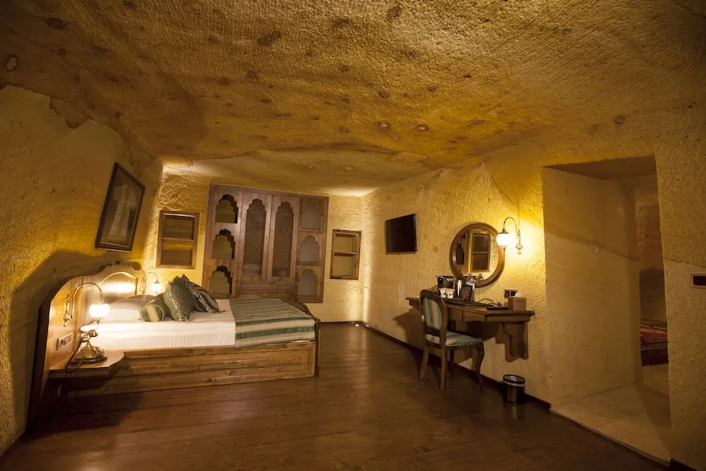 Royal Cave & Pool Suite