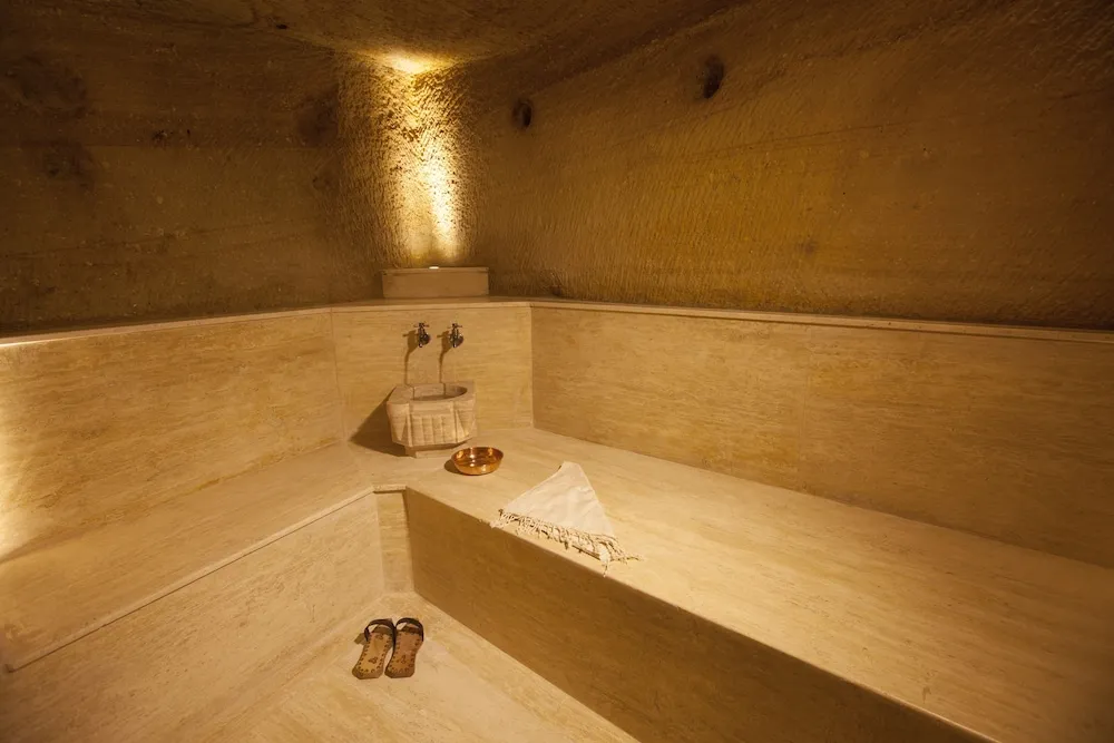Royal Cave & Pool Suite