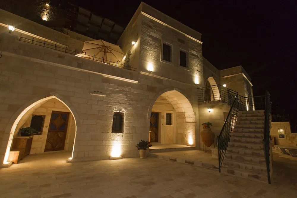 Royal Cave & Pool Suite