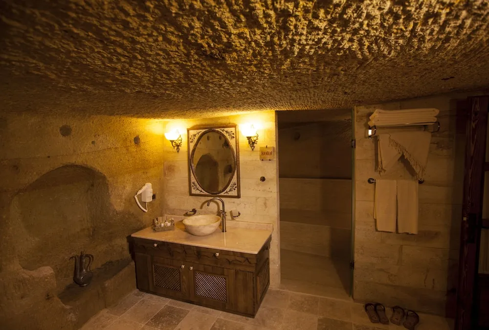 Royal Cave & Pool Suite