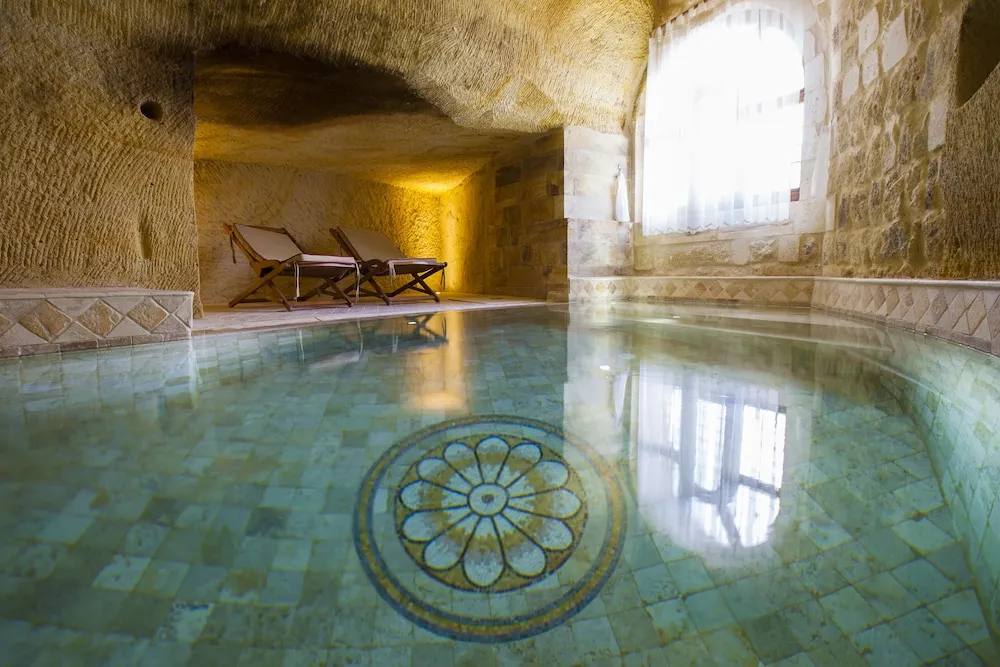 Royal Cave & Pool Suite