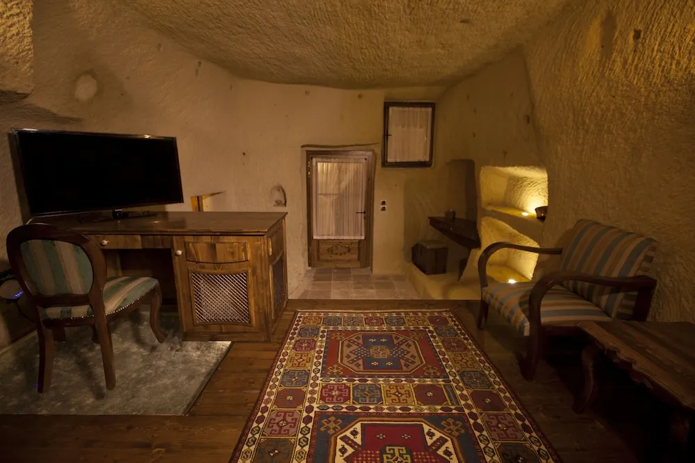 Majestic Cave Suite