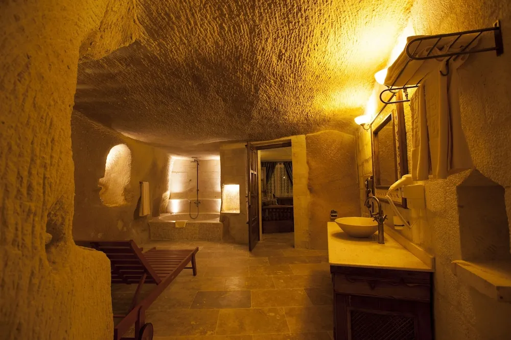 Majestic Cave Suite