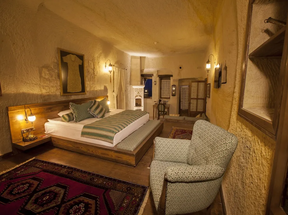 Majestic Cave Suite