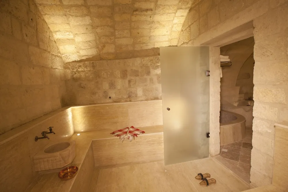 Majestic Cave Suite