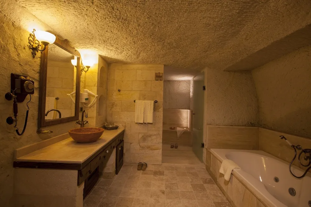Majestic Cave Suite