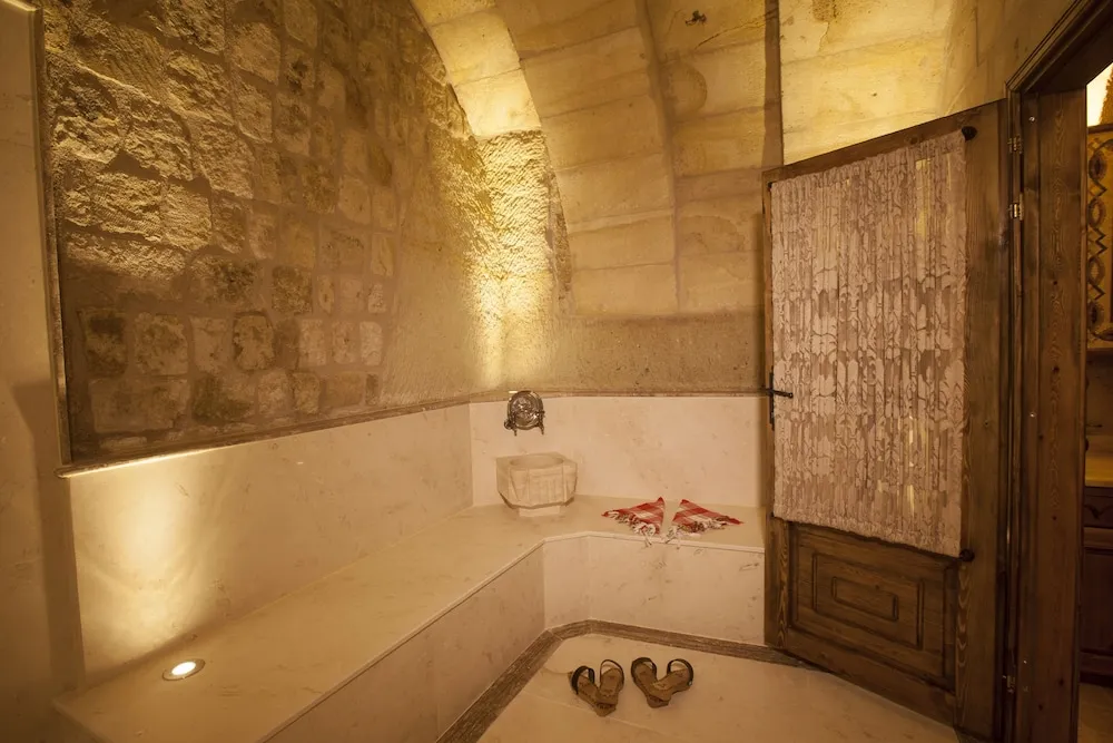 Majestic Cave Suite