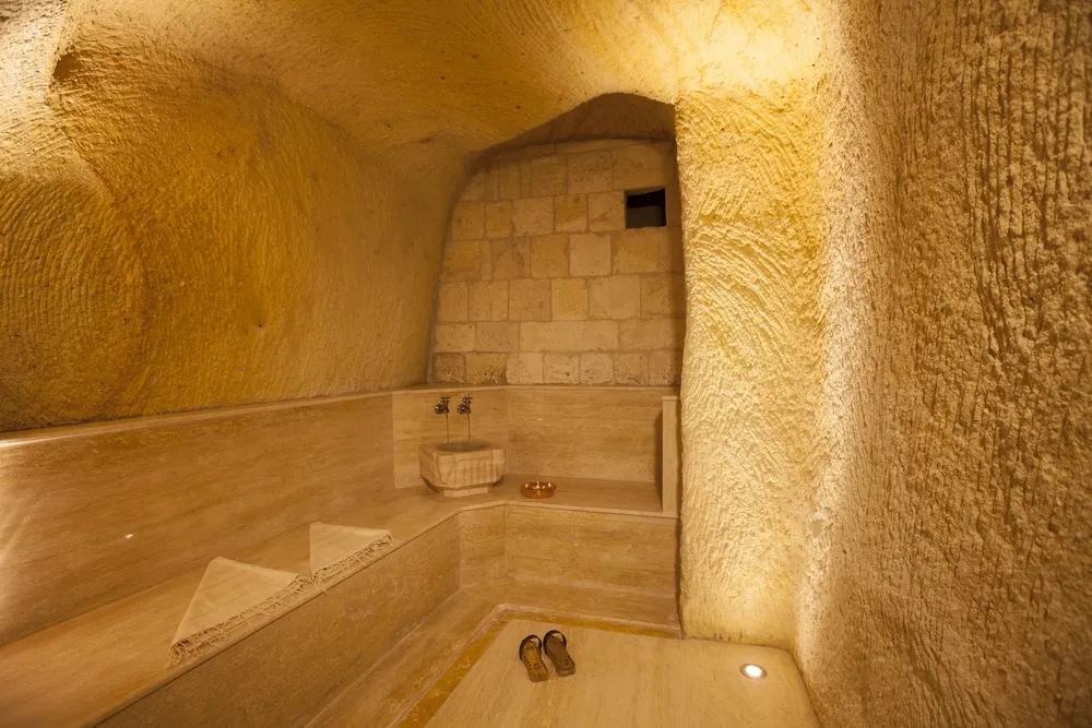 Majestic Cave Suite