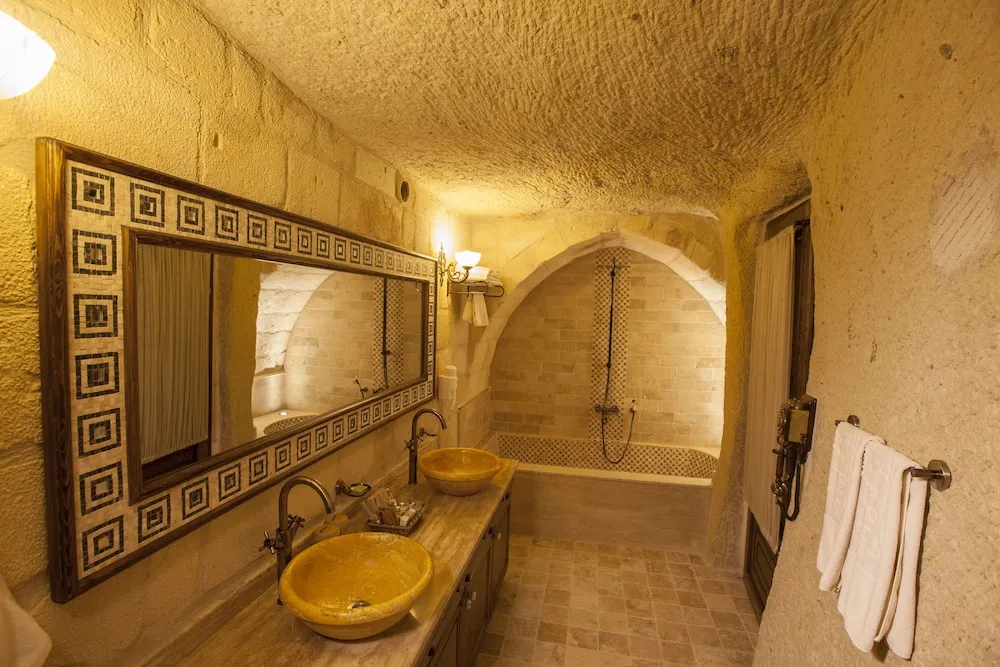 Majestic Cave Suite
