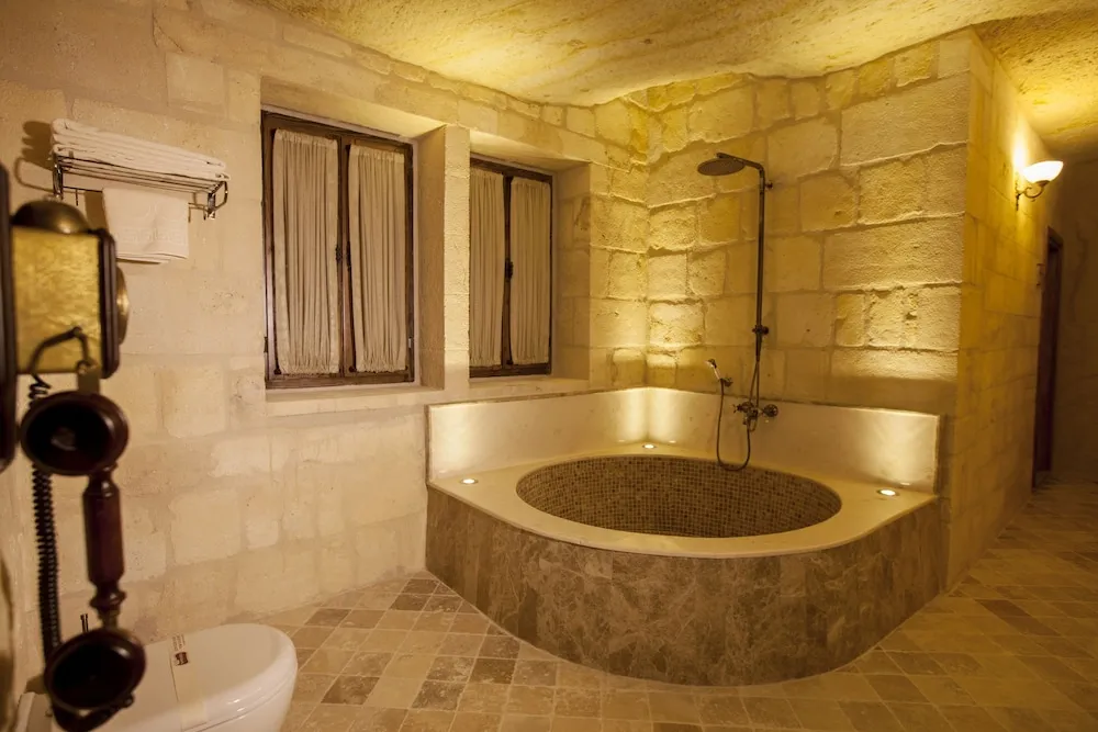 Majestic Cave Suite