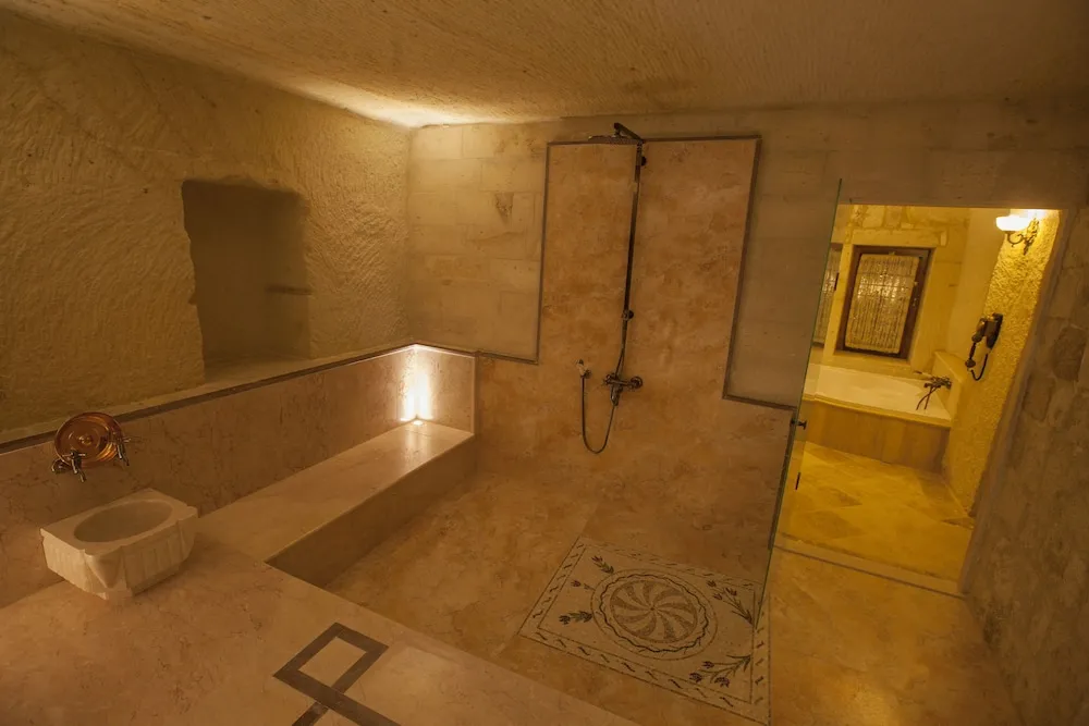 Royal Cave Suite