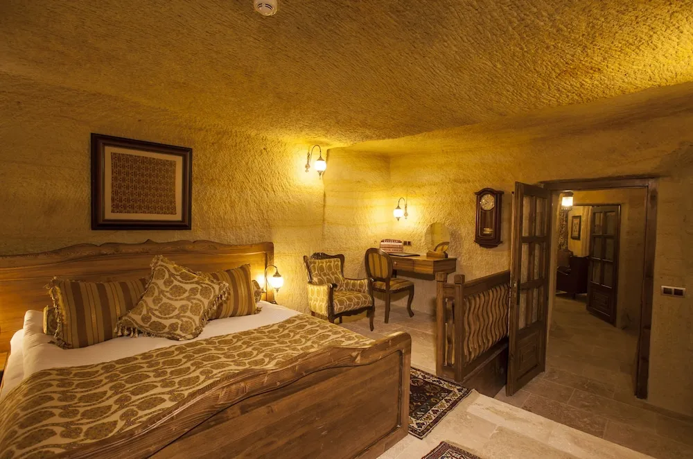 Glorious Cave Suite