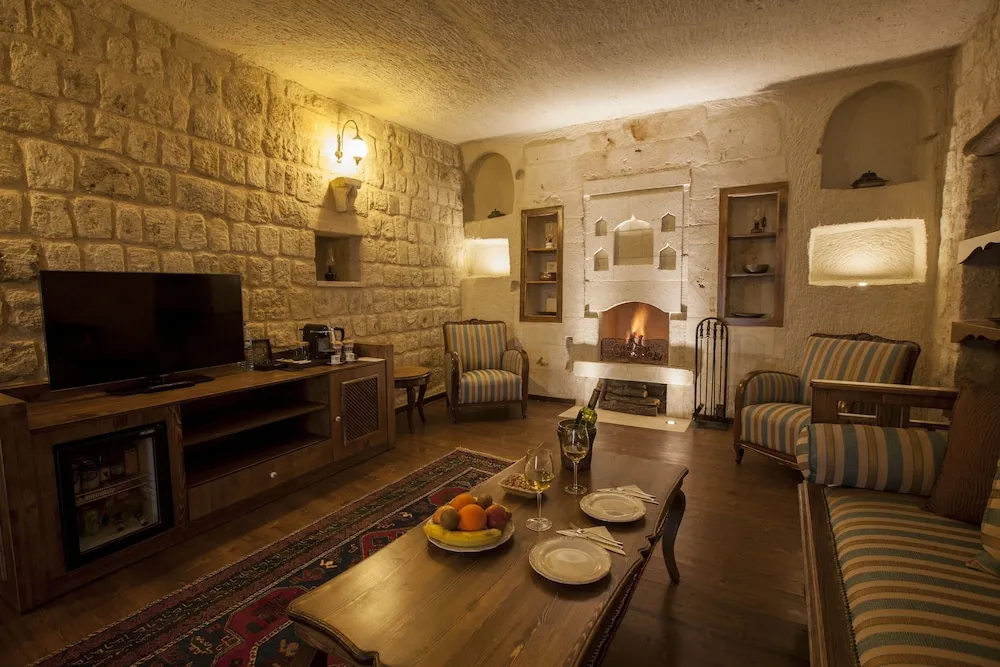 Glorious Cave Suite