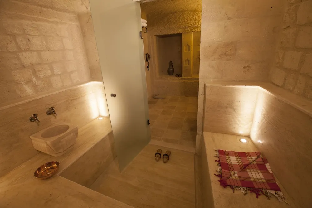 Glorious Cave Suite