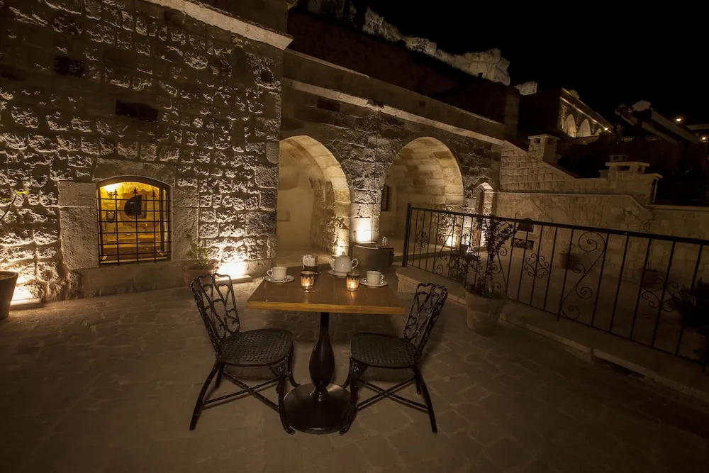 Glorious Cave Suite