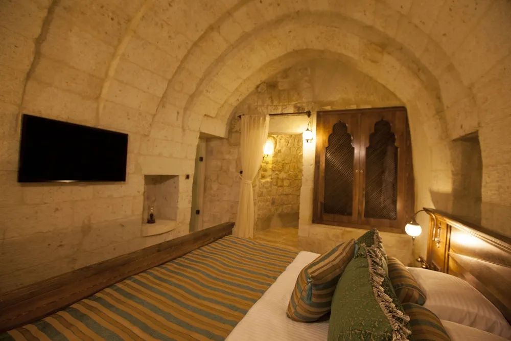 Glorious Cave Suite