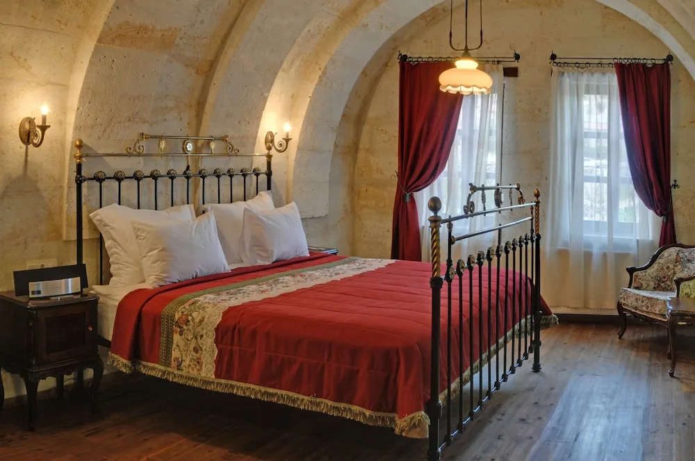 Honeymoon Cave Suite