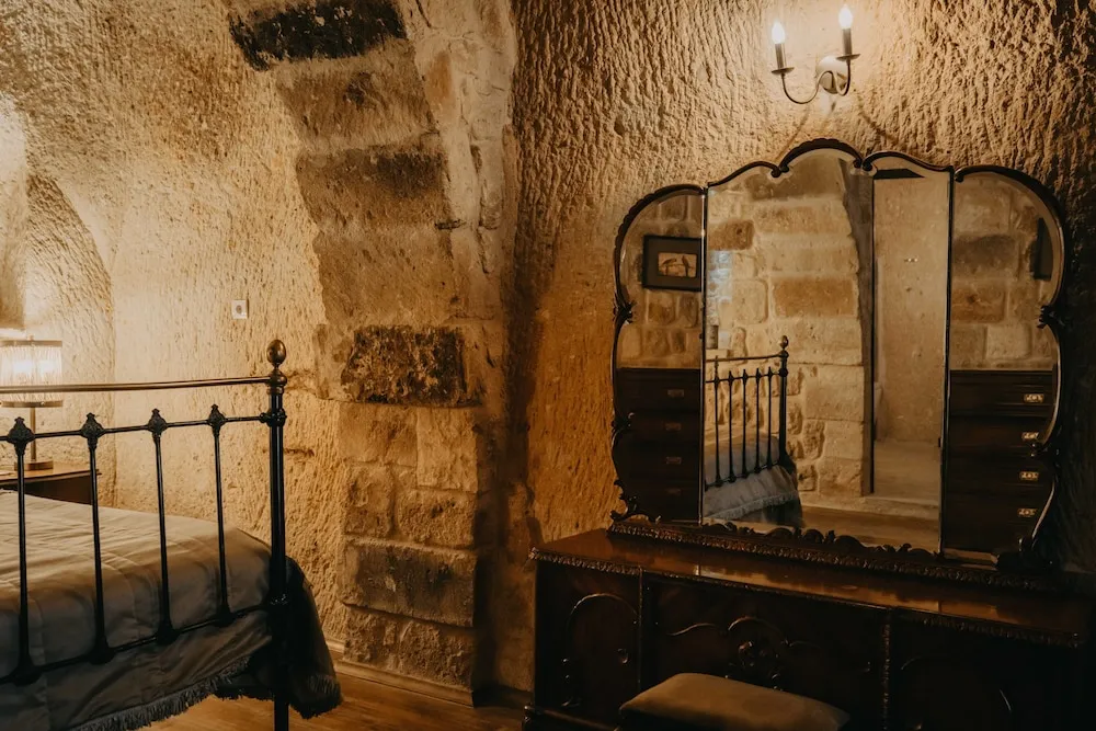 Honeymoon Cave Suite