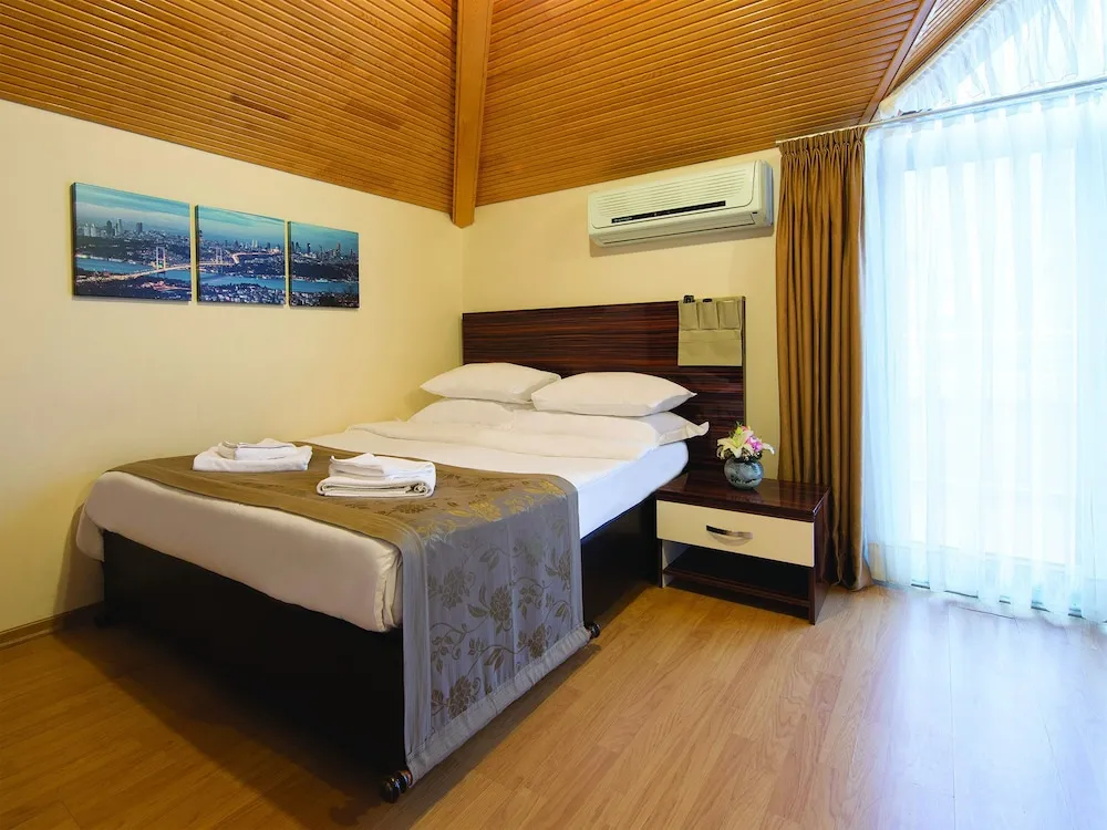 Deluxe Suite with Balcony