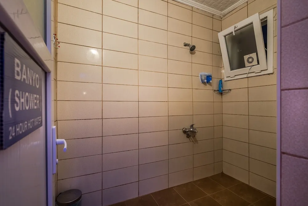 Economy Üç Kişilik Oda, Ortak Banyo