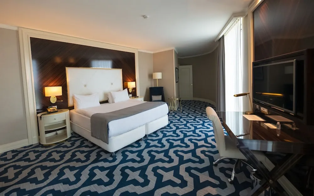Corner Room with Queen Size Bed